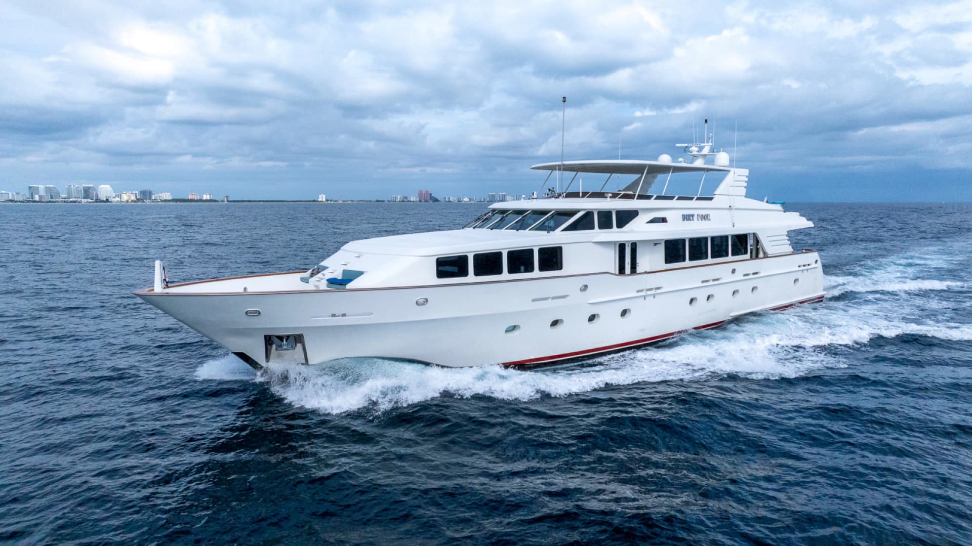 118' Trinity Yachts 1999 — view 3