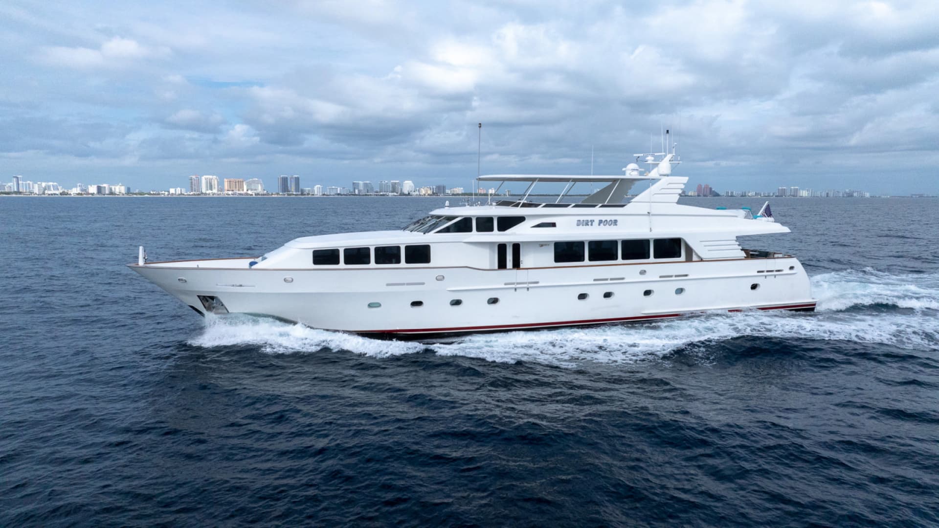 118' Trinity Yachts 1999 — view 4